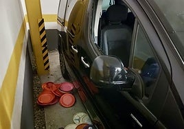 Uno de los turismos asaltados.