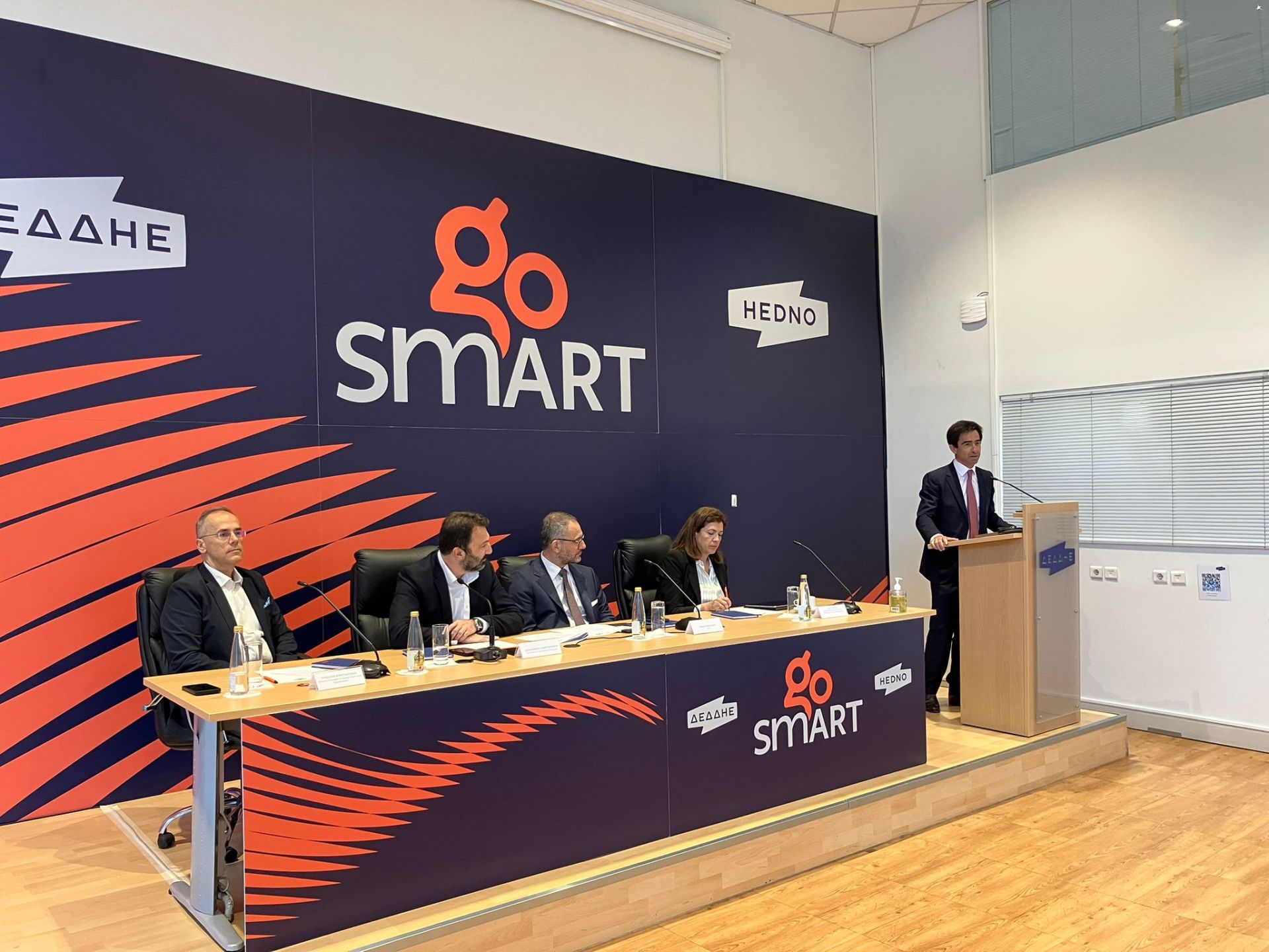 El CEO de ZIV, Borja Negro, durante la presentación del contrato en Atenas.