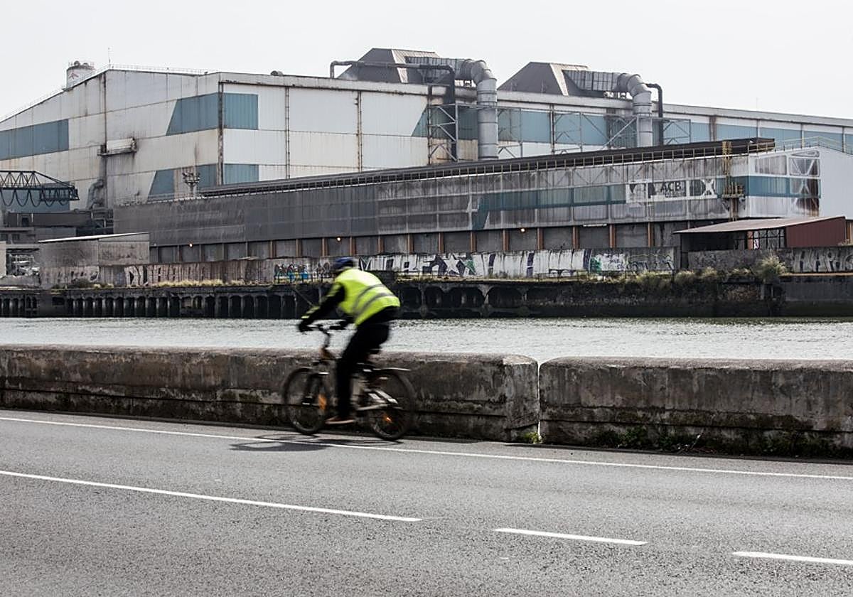 Dos trabajadores heridos por una descarga eléctrica en la acería ACB en Sestao