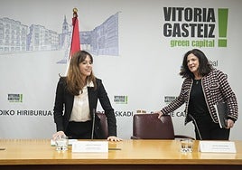 Maider Etxebarria (PSE) y Beatriz Artolazabal (PNV), en rueda de prensa.