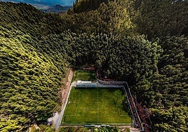 Vista aérea del campo de La Salera, ubicado en pleno monte, rodeado de pinos.