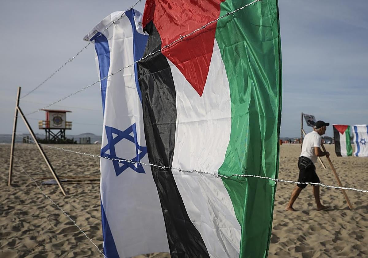 Fotografía de banderas de Israel y Palestina colocadas durante una manifestación en la playa de Copacabana en Río de Janeiro, Brasil.