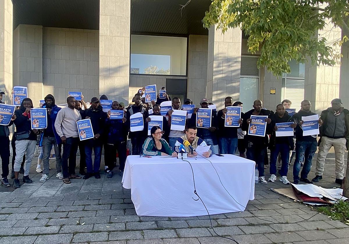 Los portavoces del Sindicato de Vivienda junto a los malienses este martes en Salburua.