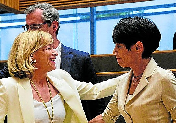 La diputada general de Gipuzkoa, Eider Mendoza, y Maddalen Iriarte.