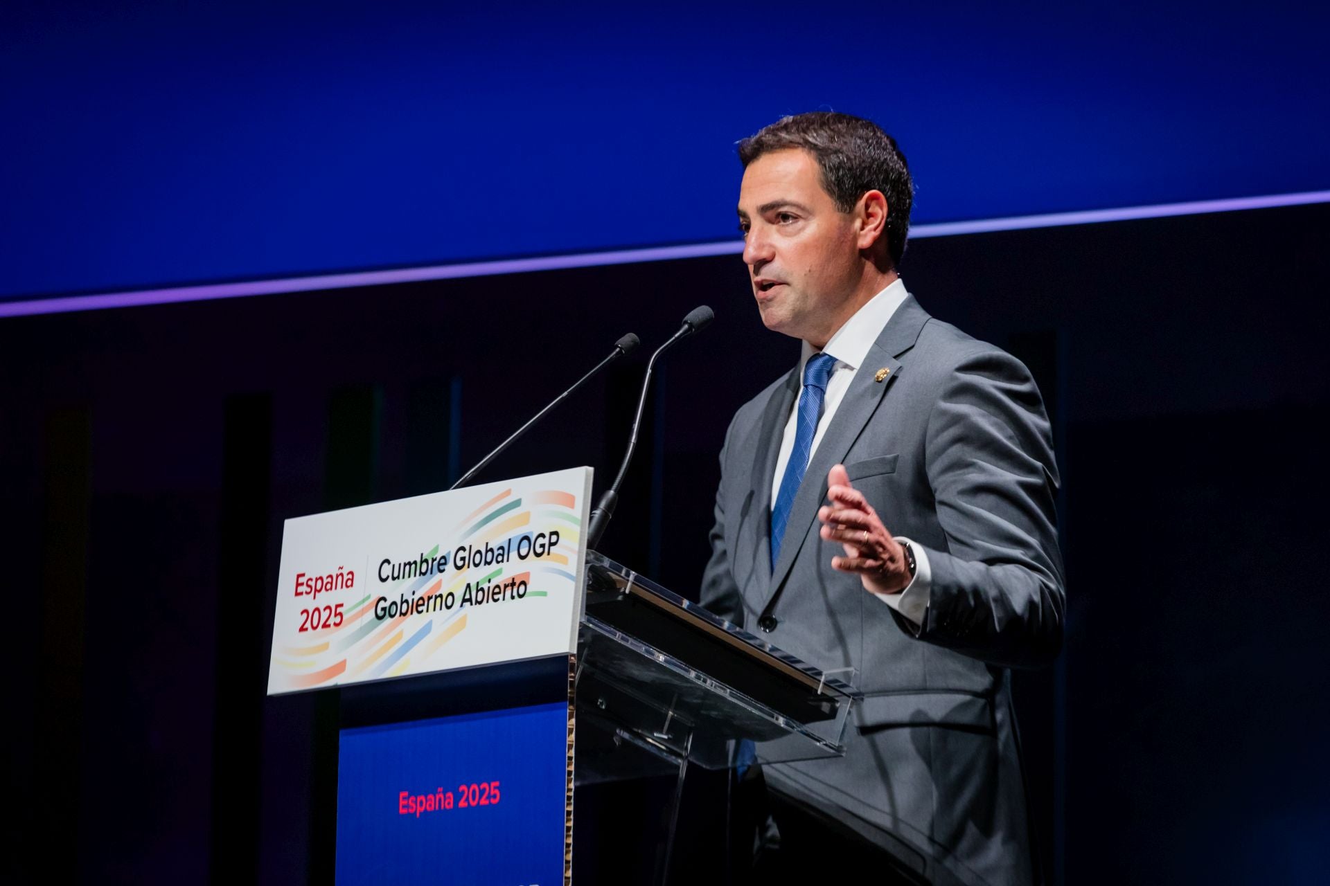 Pradales alerta del «auge del autoritarismo» y un «declive de la confianza ciudadana en las instituciones»