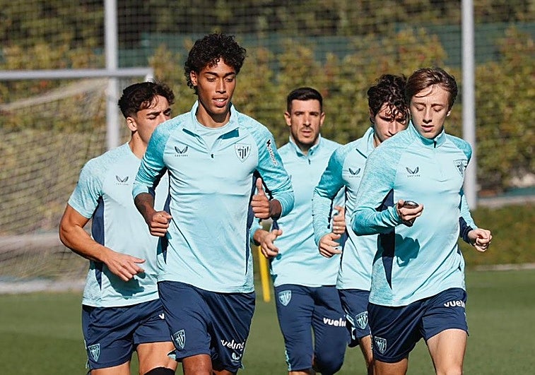 Selton Sued, ejercitándose con el primer equipo en Lazama.