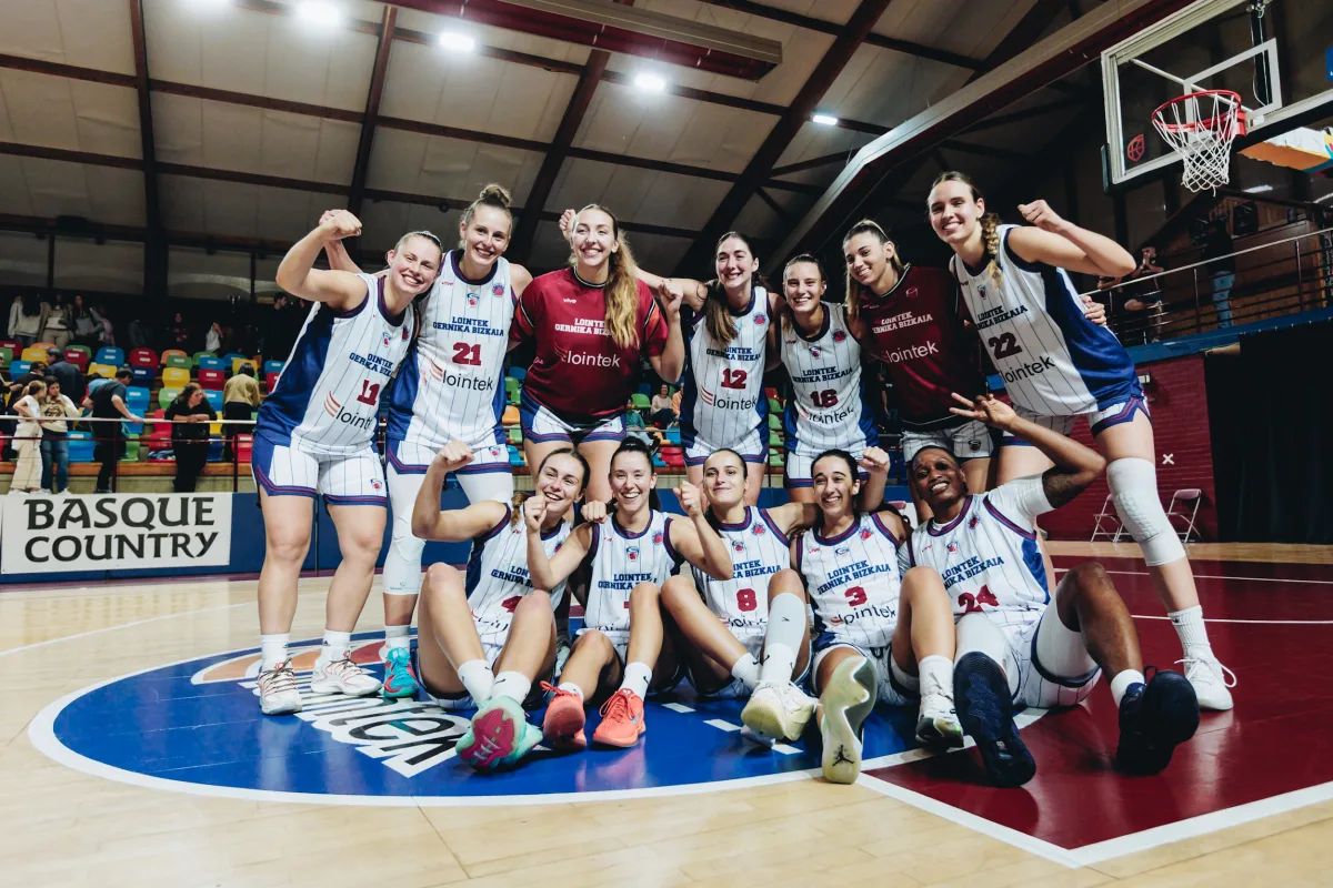 Las jugadoras del Lointek Gernika tras lograr su pase a la fase de grupos de la EuroCup Women.