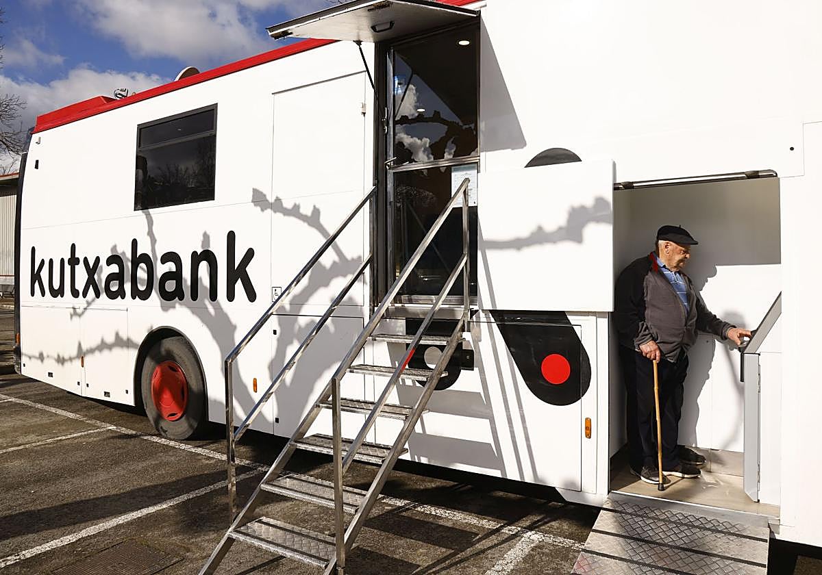 Autobús con cajero de Kutxabank en Gopegi, en Zigoitia.