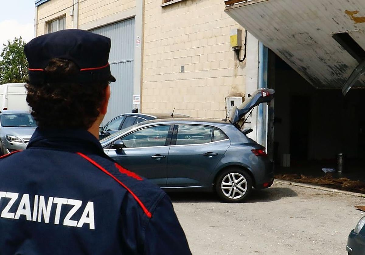 La Ertzaintza, en una actuación anterior en un polígono industrial.