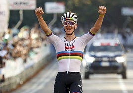 Pogacar celebra su victoria en los Tres Valles Varesinos.