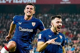 Paredes y Vivián celebran un gol del Athletic.