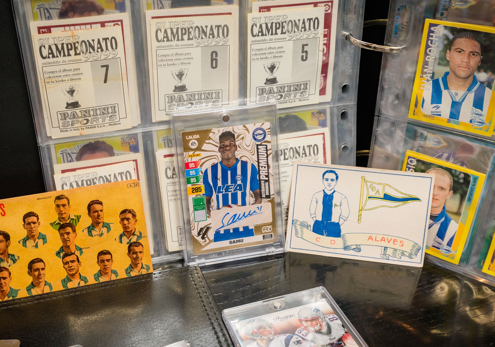 Algunos de los cromos de extensa colección de Álvaro López