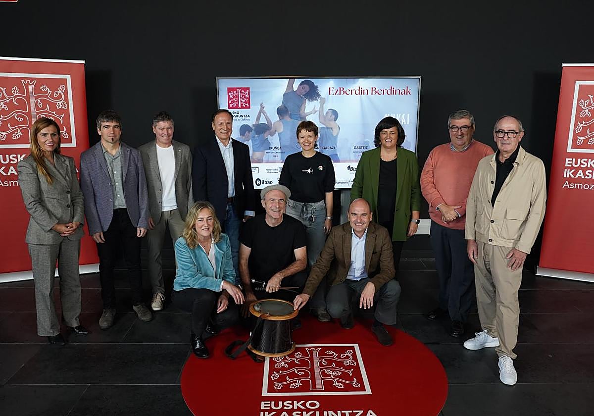'EzBerdin Berdinak' diziplinarteko ikuskizunaren aurkezpenean parte hartu duten eragile eta artista batzuk.
