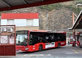 Vista de la cochera de Bilbobus en Elorrieta, con las vías del metro de fondo.
