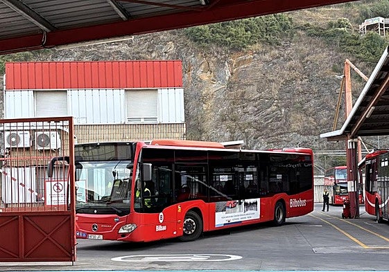 Vista de la cochera de Bilbobus en Elorrieta, con las vías del metro de fondo.