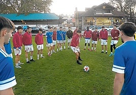 Los jugadores del Getxo forman un corro durante un entrenamiento en las instalaciones de Fadura.
