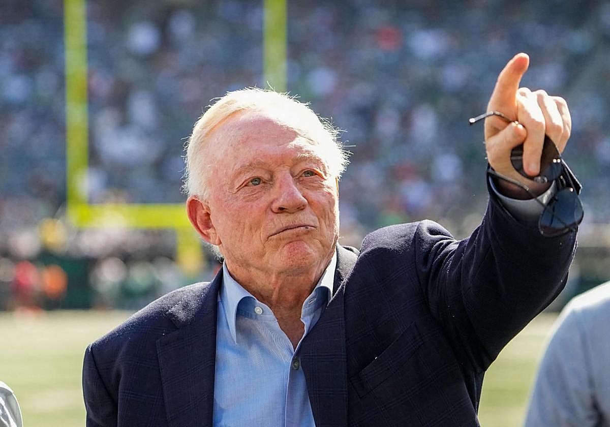 El propietario, presidente y gerente general de los Dallas Cowboys, Jerry Jones, en el campo antes de un juego contra los New York Jets en el MetLife Stadium.