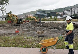 Obras en Zorrozaurre, donde los terrenos tuvieron que ser descontaminados.