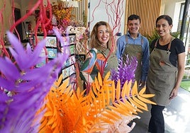 Nagore Alonso creció vendiendo flores en el mercado de El Arenal y ahora ha abierto su propia floristería frente al Ayuntamiento de Bilbao.
