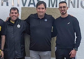 Kike Picón, en el centro, con parte de su grupo de trabajo en el club de Aquende.