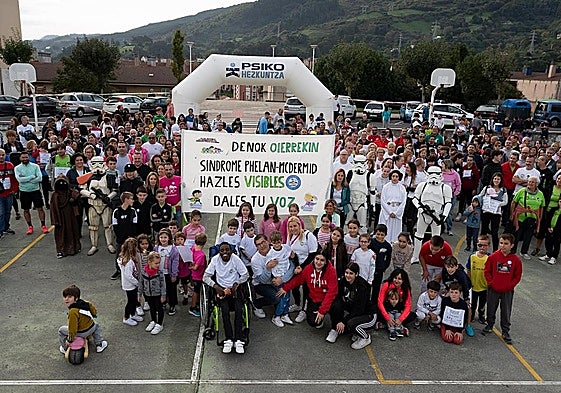 Centenares de personas apoyan al pequeño Oier en cada edición.