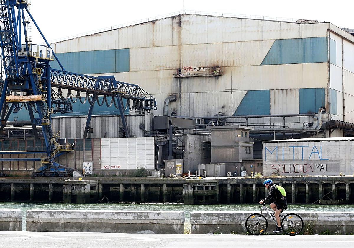 Un trabajador herido en la planta de Arcelor Mittal de Sestao tras caerle un panel encima