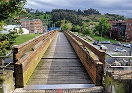 El paso por el puente de madera que conecta la calle Lizarre y Bultzibide en Sopela está prohibido desde abril de 2024.