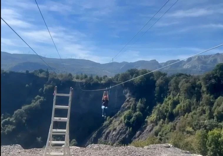 Una mujer es la primera persona en comprobar la seguridad de la instalación