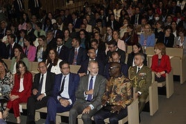 La delegada del Gobierno, Marisol Garmendia, la alcaldesa, Maider Etxebarria, el diputado general, Ramiro González, el ministro Óscar López, el rey Felipe VI y Aidan Eyakuze, director ejecutivo de la Alianza para el Gobierno Abierto.