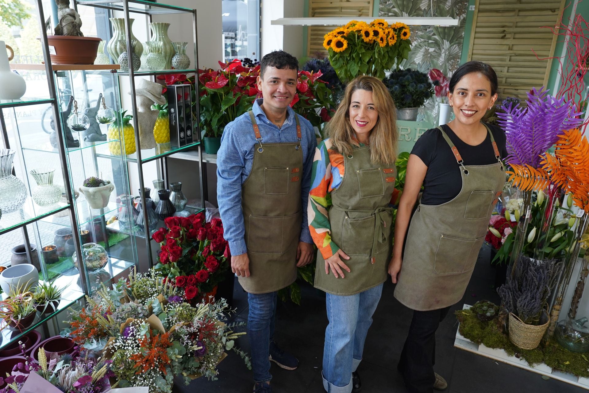Nagore, la niña que vendía flores en el mercado de El Arenal, abre su floristería frente al Ayuntamiento de Bilbao