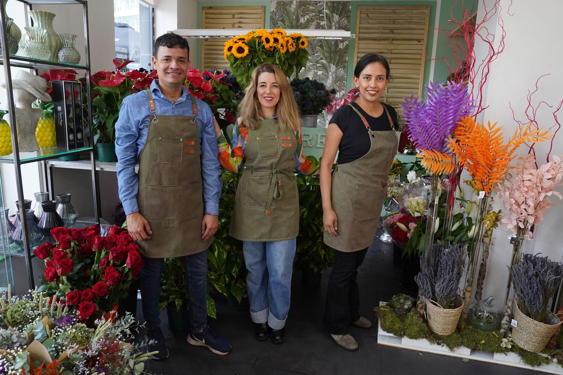 Nagore, la niña que vendía flores en el mercado de El Arenal, abre su floristería frente al Ayuntamiento de Bilbao