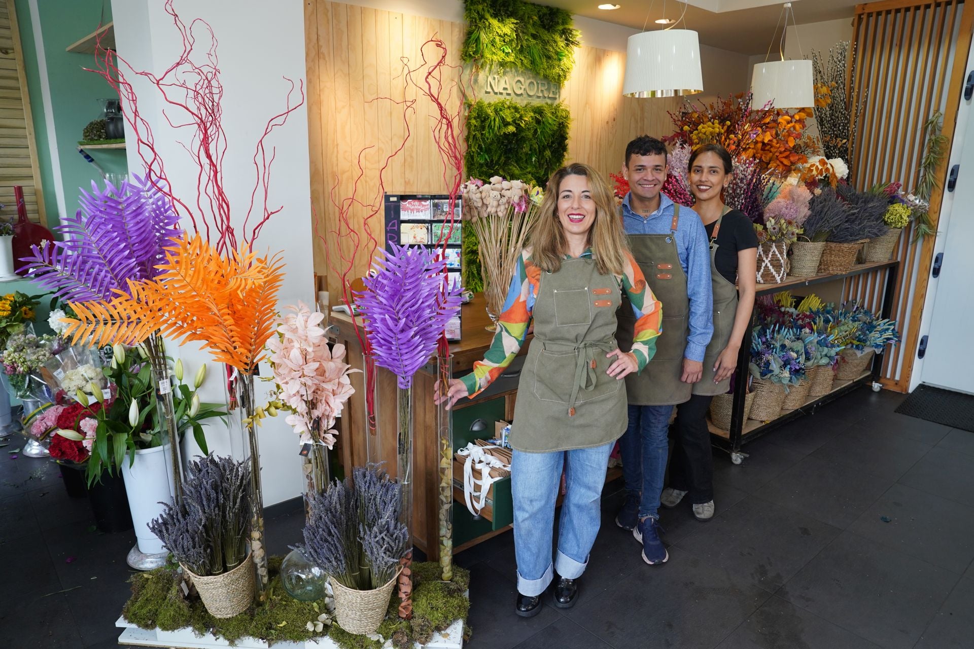 Nagore, la niña que vendía flores en el mercado de El Arenal, abre su floristería frente al Ayuntamiento de Bilbao