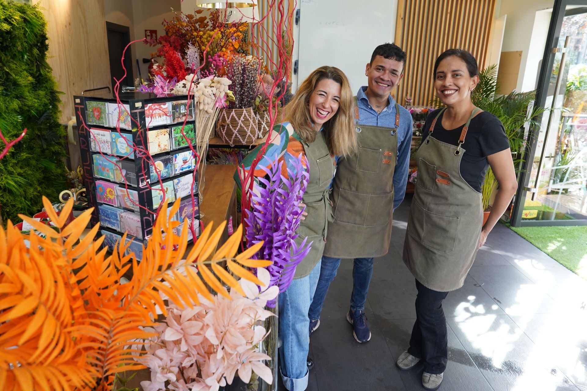 Nagore, la niña que vendía flores en el mercado de El Arenal, abre su floristería frente al Ayuntamiento de Bilbao
