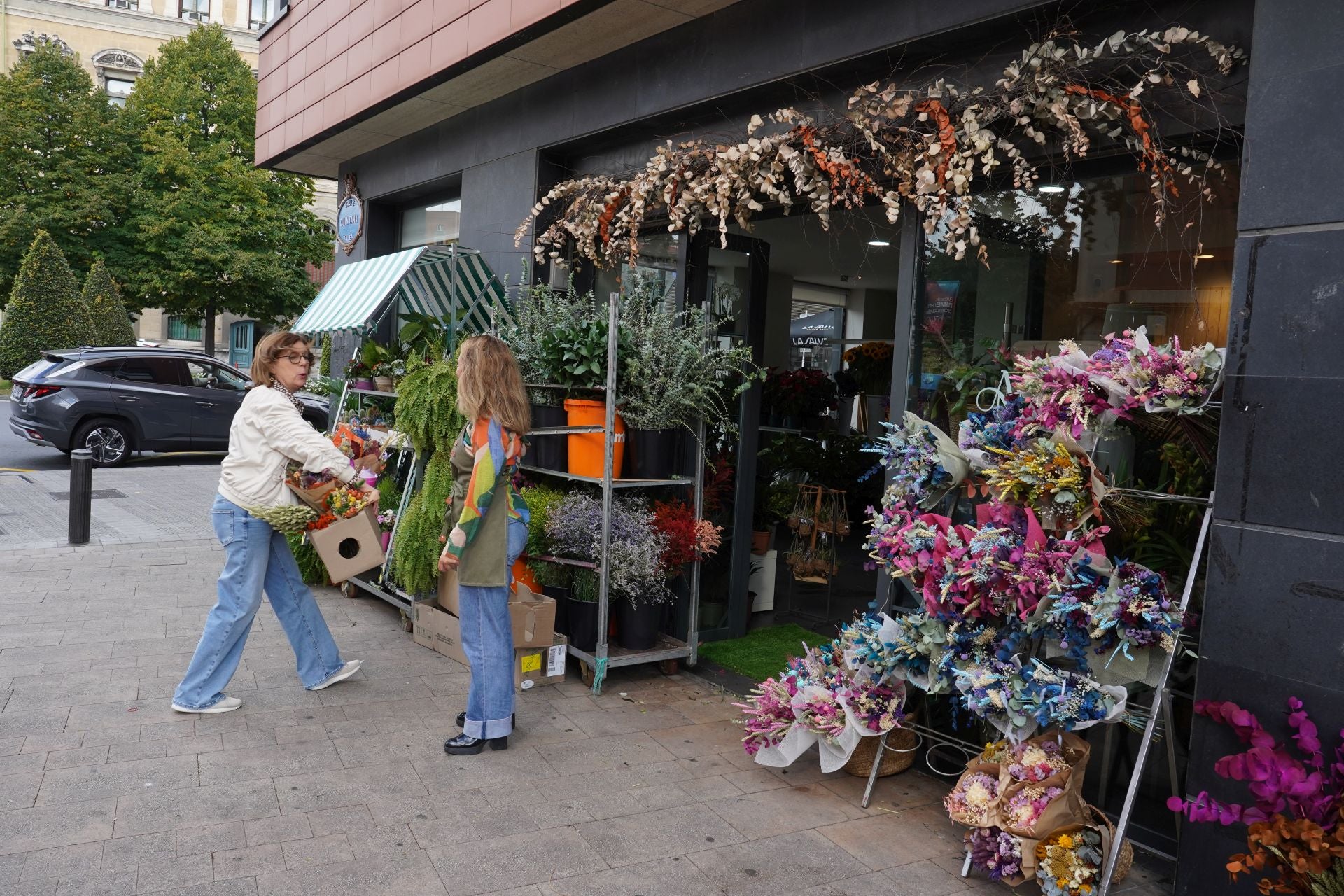 Nagore, la niña que vendía flores en el mercado de El Arenal, abre su floristería frente al Ayuntamiento de Bilbao
