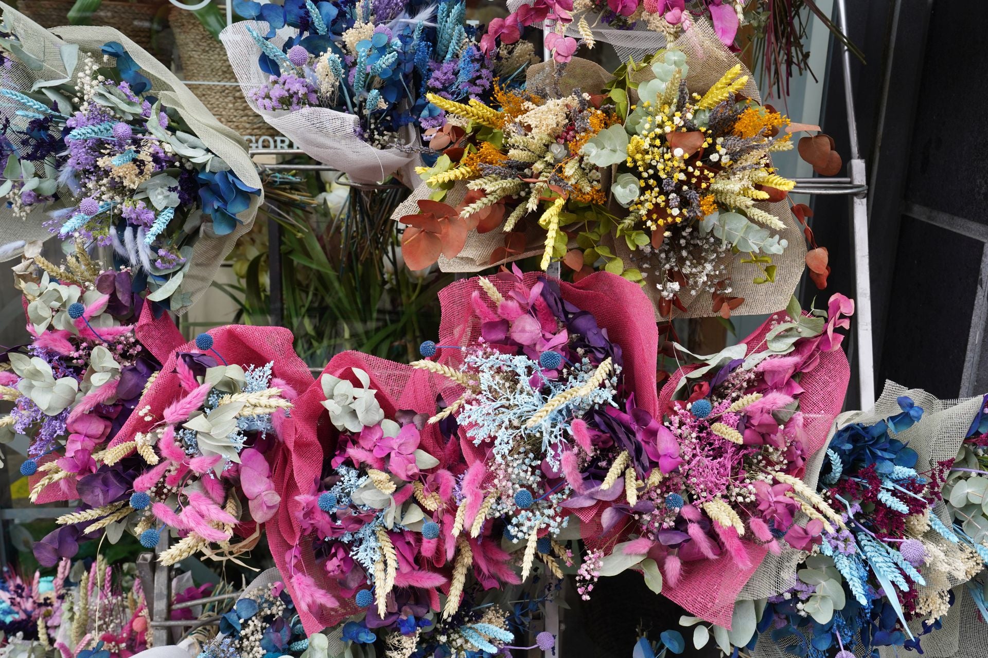 Nagore, la niña que vendía flores en el mercado de El Arenal, abre su floristería frente al Ayuntamiento de Bilbao