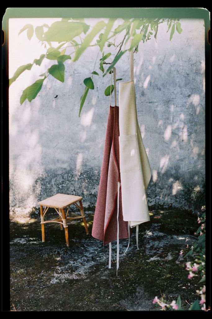 La lana de las ovejas latxas se transforma en colchas, cojines y manteles con alma vasca