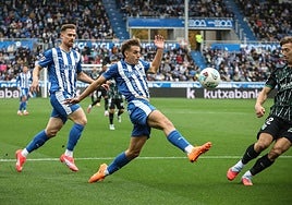 Pablo Ibáñez, ante la mirada de Toni Martínez, busca superar a la defensa del Elche.