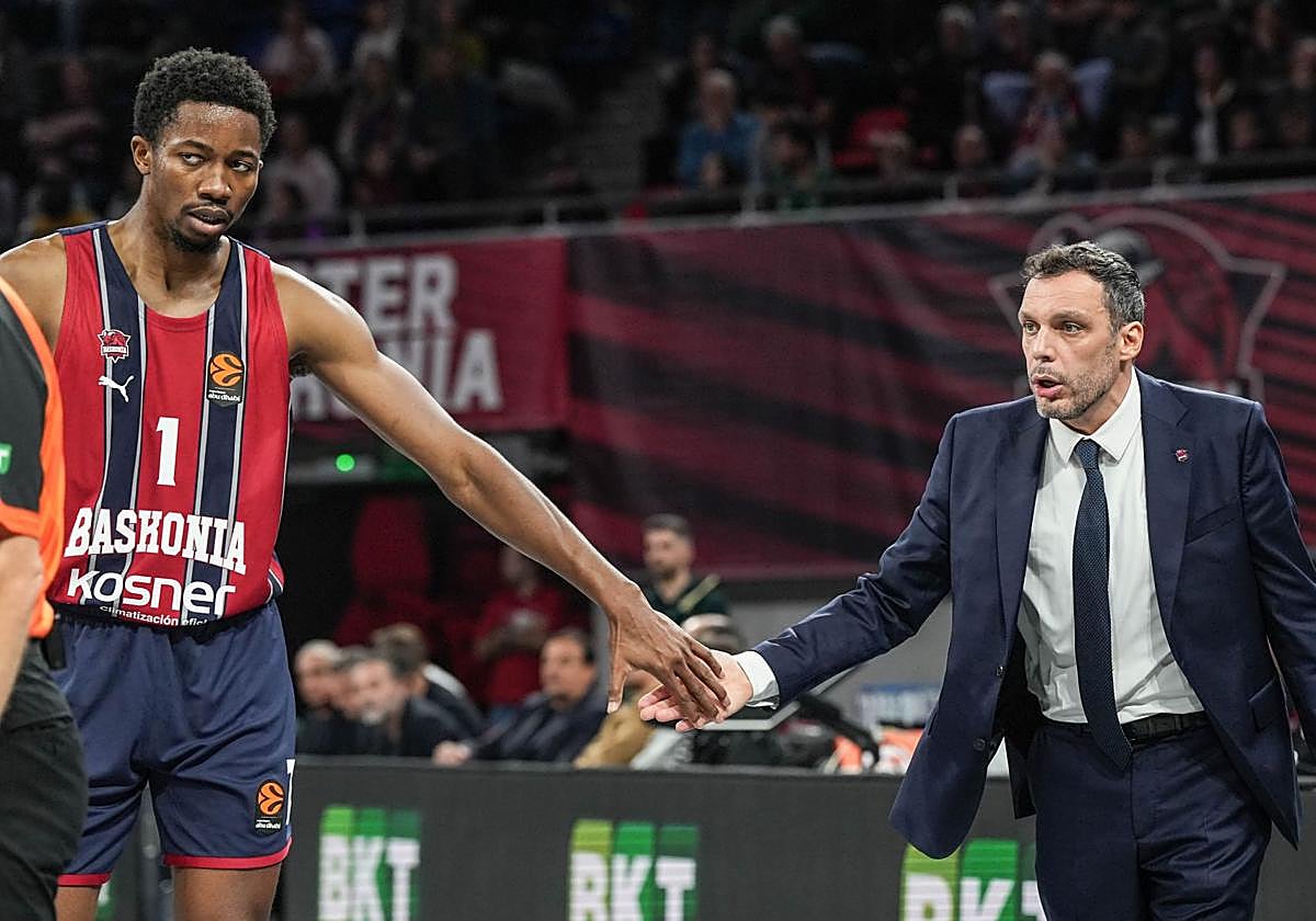 Galbiati choca la mano con Diakite.