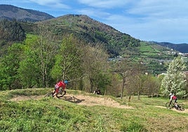 Escuelas de ciclismo de localidades cercanas como Galdakao o Etxebarri hacen uso del parque cada semana.