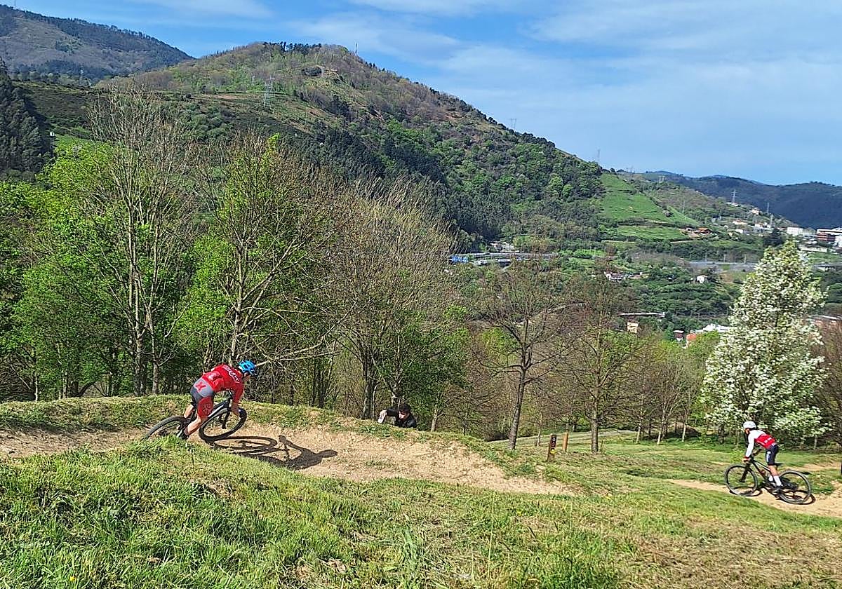 Escuelas de ciclismo de localidades cercanas como Galdakao o Etxebarri hacen uso del parque cada semana.