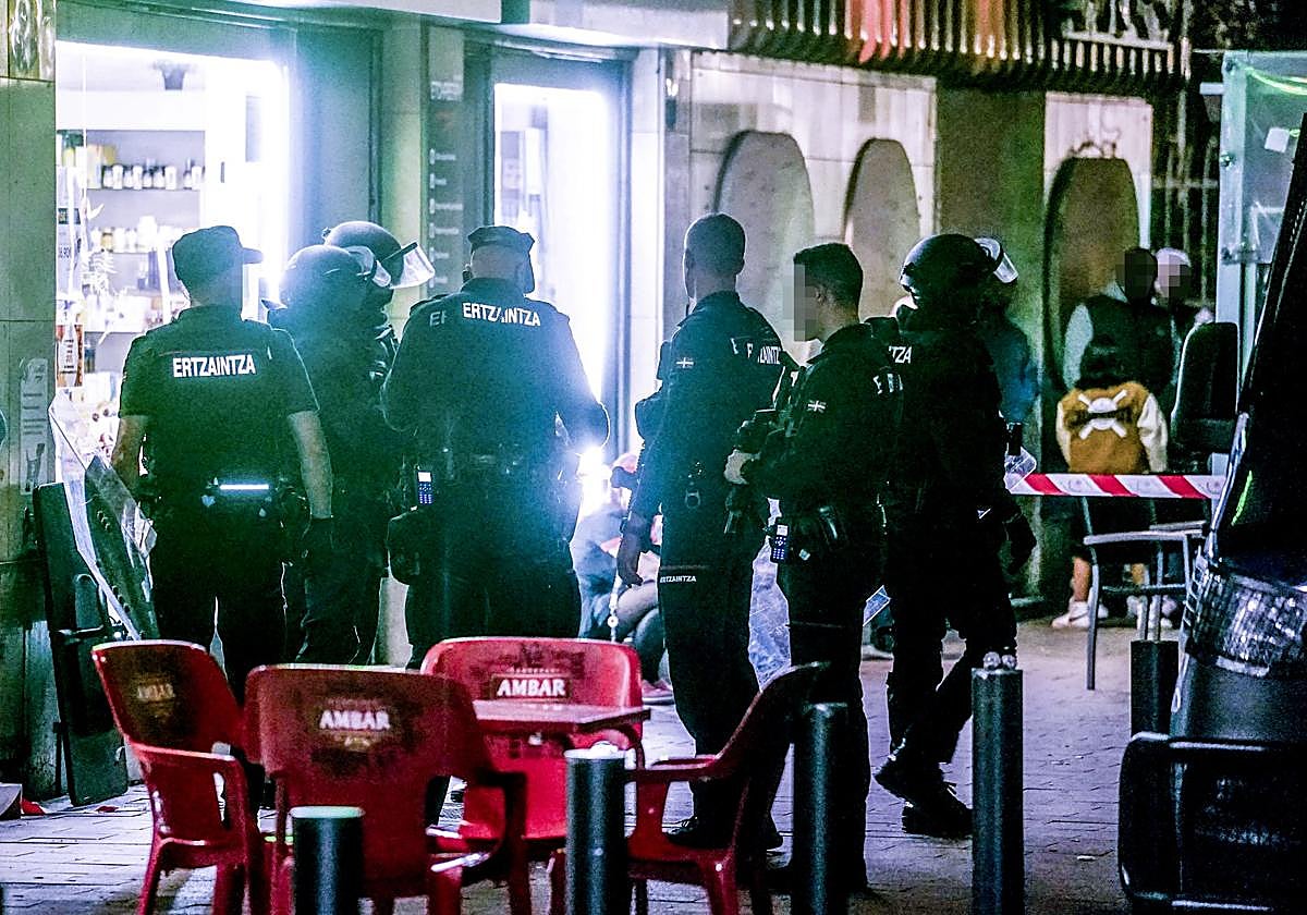 Ertzainas se preparan para inspeccionar un piso en el que supuestamente vivía al menos uno de los ahora arrestados.