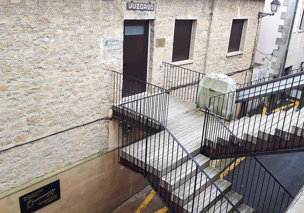 Nueve escalones que dificultan hacer gestiones en Laguardia