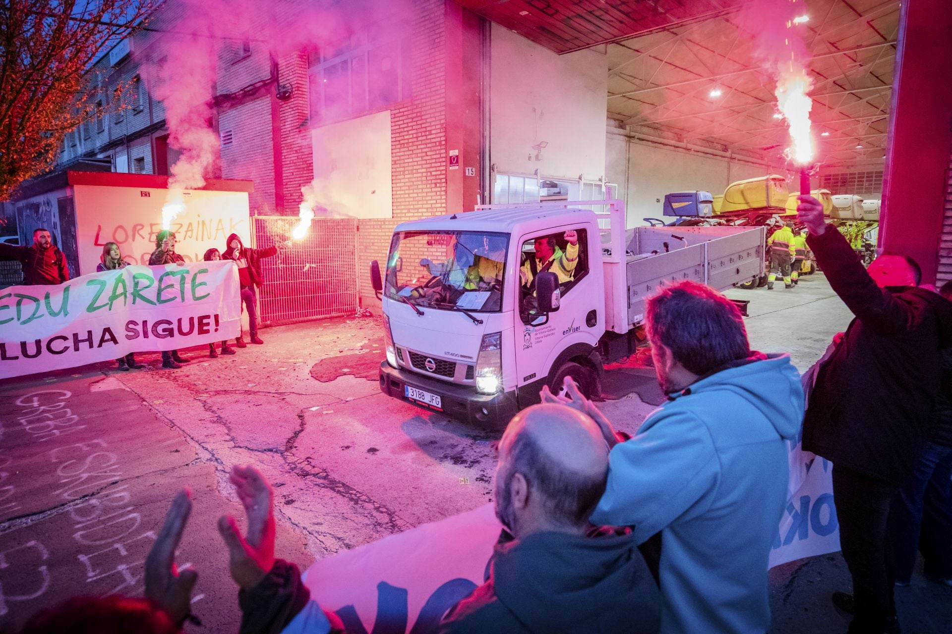 Las imágenes de la vuelta al trabajo de los jardineros de Vitoria