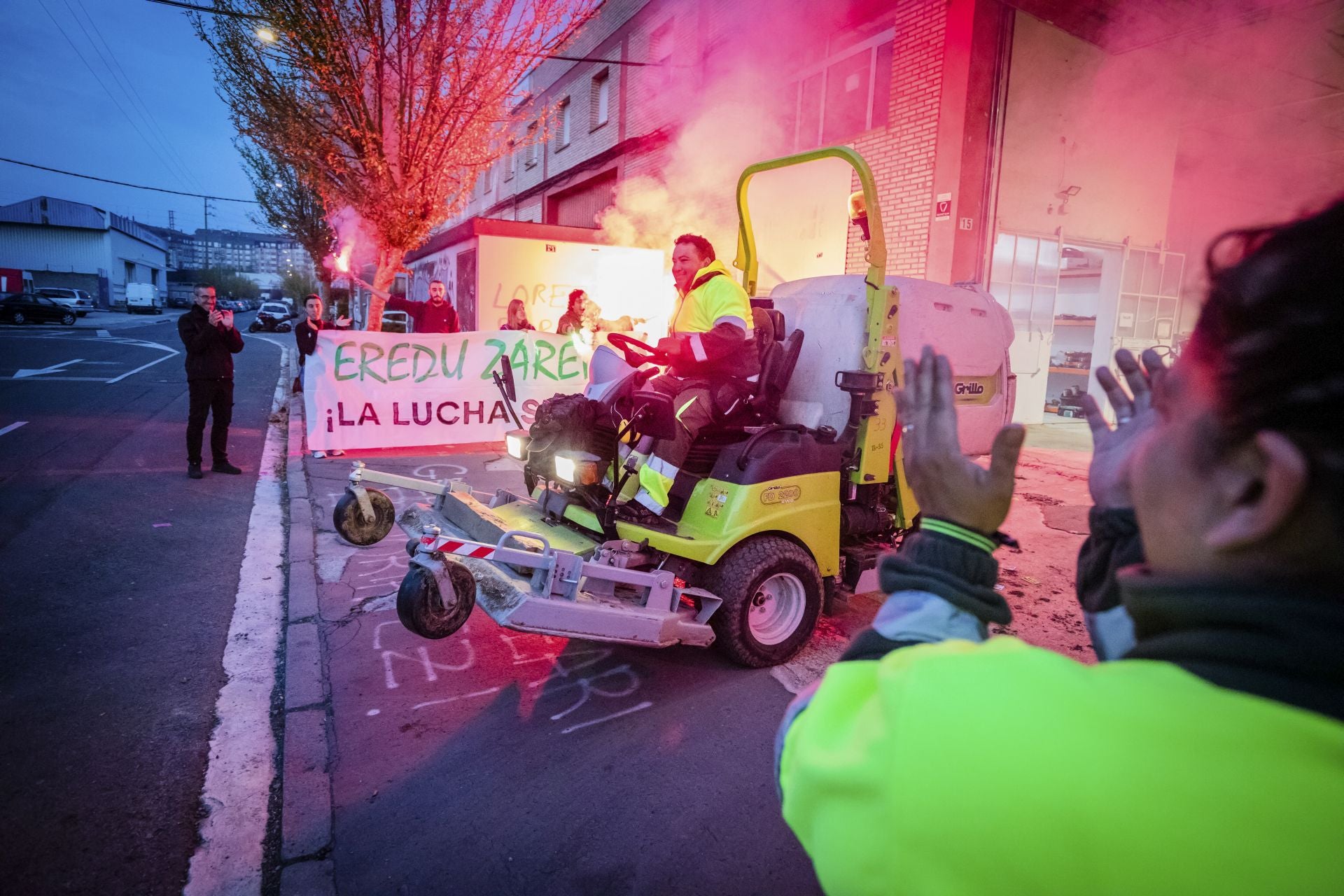 Las imágenes de la vuelta al trabajo de los jardineros de Vitoria