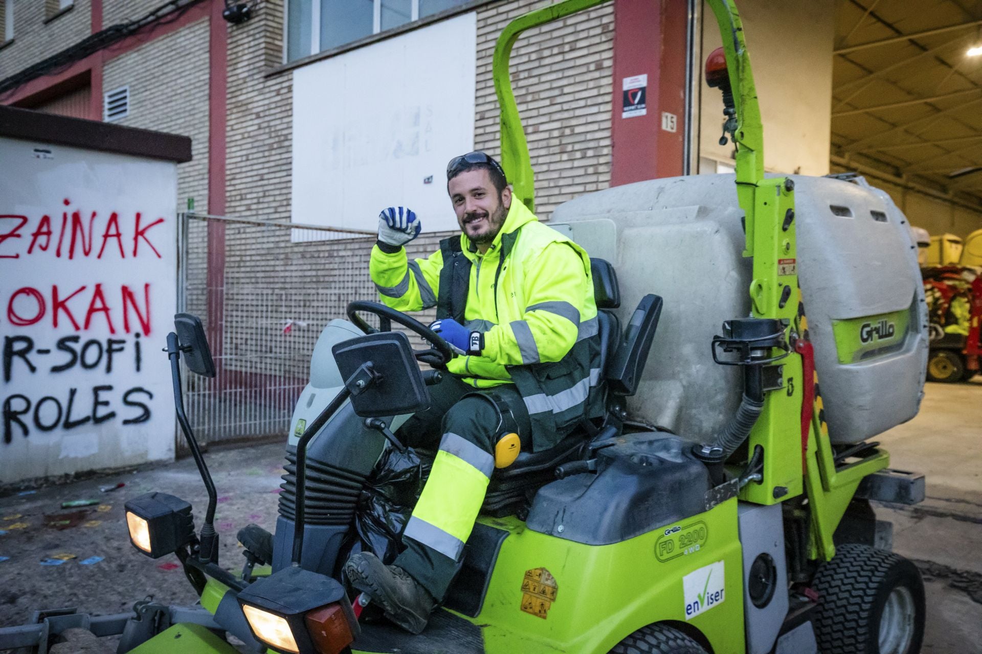 Las imágenes de la vuelta al trabajo de los jardineros de Vitoria