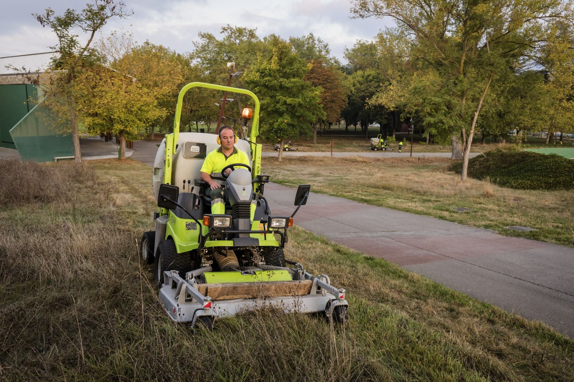 Las imágenes de la vuelta al trabajo de los jardineros de Vitoria
