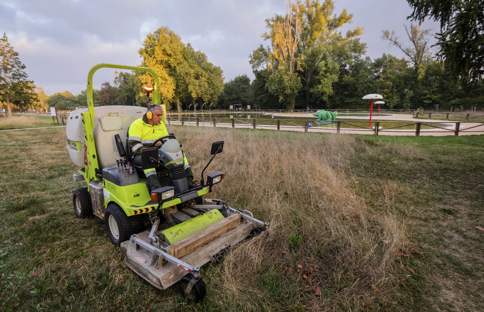 Las imágenes de la vuelta al trabajo de los jardineros de Vitoria