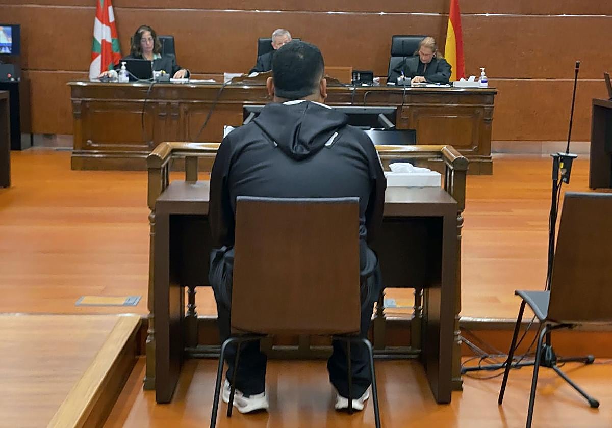 El encausado, minutos antes de acatar la sentencia por conformidad.