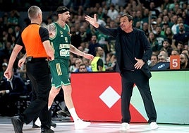 Ataman protesta durante el partido ante el Barcelona.