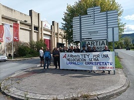 Los trabajadores se manifestaron delante de la empresa.